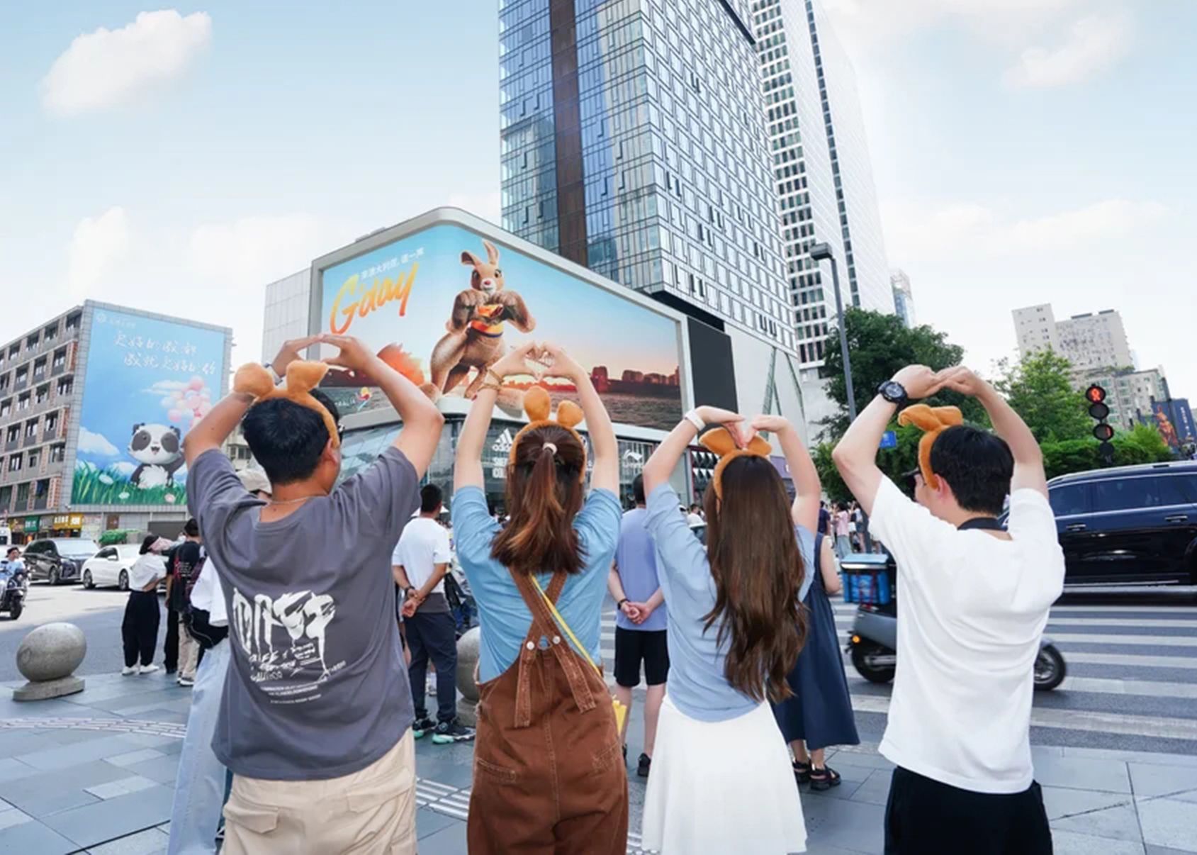 Passers-by in Chengdu returning Ruby's hand-heart gesture